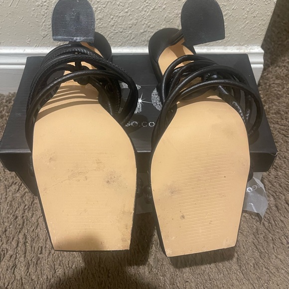 Black heeled sandals. Square toe. - Picture 4 of 7